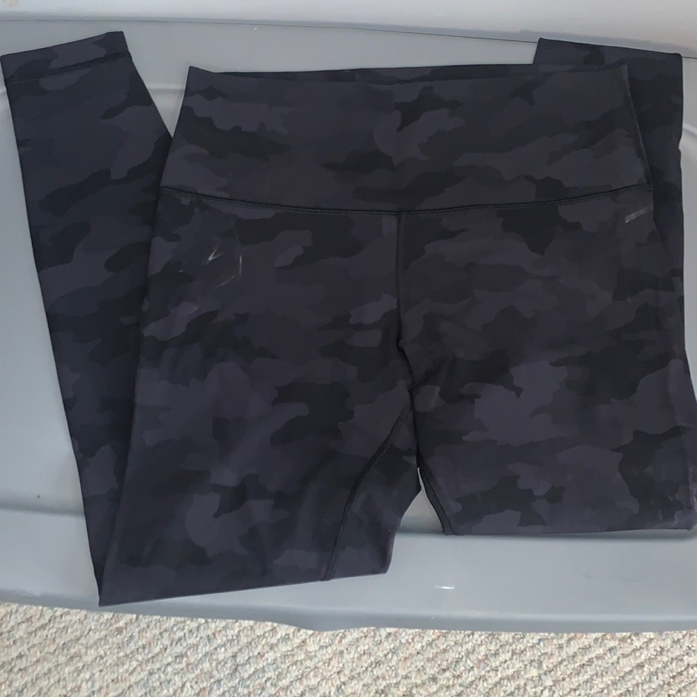 Lululemon wunder under leggings.